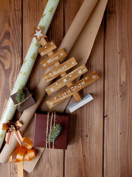 Cadeaux Noël Enveloppés Dans Papier Artisanal Sur Une Table Bois — Photo