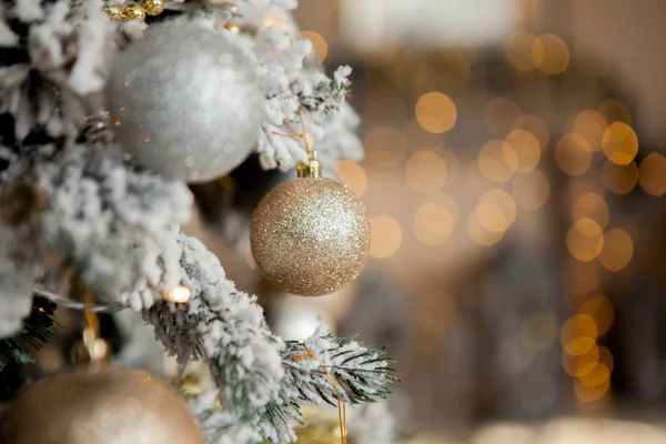 Albero Natale Con Giocattoli Neve Decorativa Felice Anno Nuovo Sullo — Foto Stock