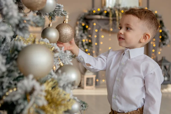 Menino Decora Uma Árvore Natal Para Natal — Fotografia de Stock