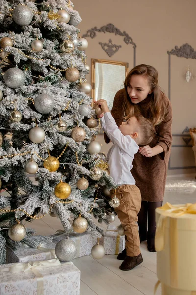 Mãe Seu Pequeno Filho Decorando Árvore Natal Com Brinquedos Guirlandas — Fotografia de Stock