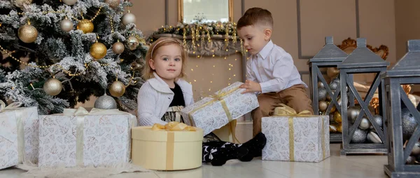 Menina Bonito Menino Abrindo Presentes Natal Crianças Debaixo Árvore Natal — Fotografia de Stock