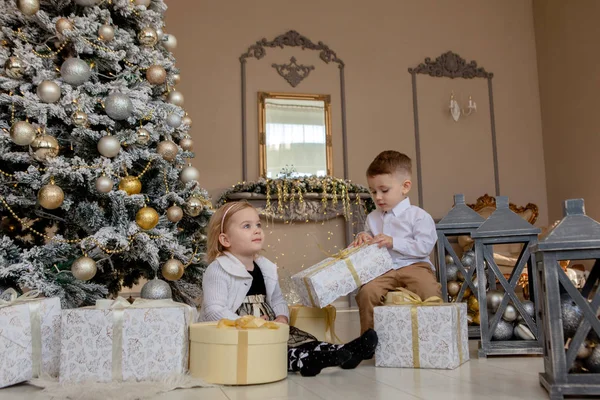 Menina Bonito Menino Abrindo Presentes Natal Crianças Debaixo Árvore Natal — Fotografia de Stock