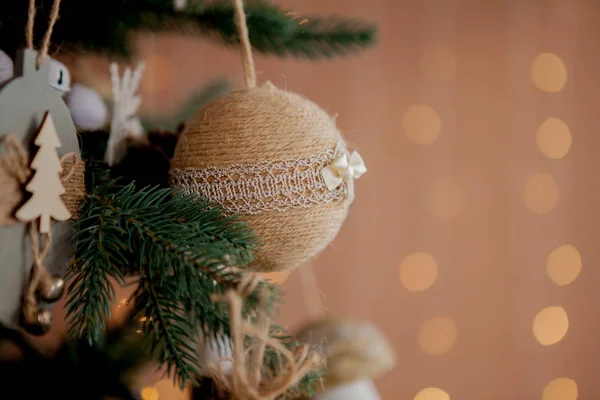 Weihnachtsbaum Mit Spielzeug Und Dekorativem Schnee Für Ein Frohes Neues — Stockfoto