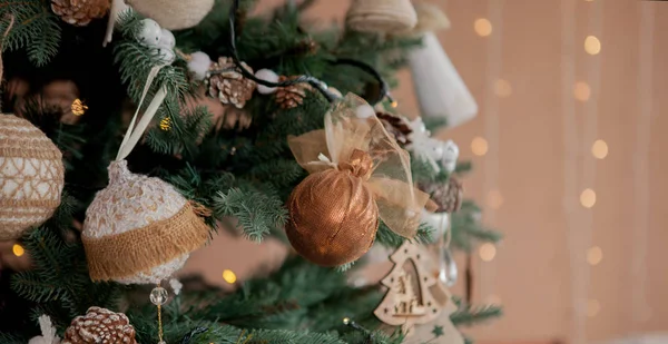 Albero Natale Con Giocattoli Neve Decorativa Felice Anno Nuovo Sullo — Foto Stock