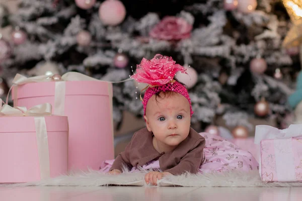 Menina Meses Debaixo Árvore Natal Menina Com Presentes Sob Árvore — Fotografia de Stock