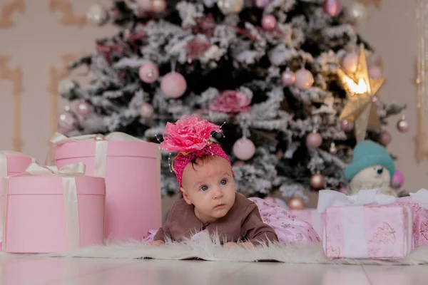 Menina Meses Debaixo Árvore Natal Menina Com Presentes Sob Árvore — Fotografia de Stock