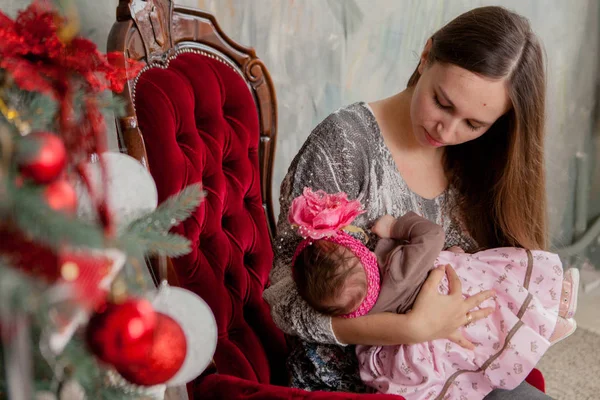 Feliz Navidad Felices Fiestas Bastante Joven Mamá Leyendo Libro Linda —  Fotos de Stock