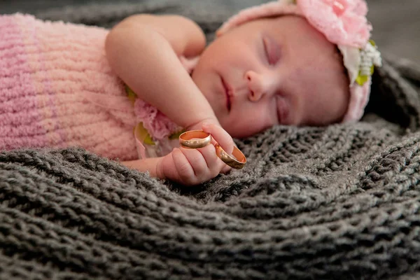 ピンクの背景の新生児女の子が眠っています 新生児のための写真撮影 誕生から 女の美しい 日経過 新生児の赤ちゃんの肖像画 — ストック写真