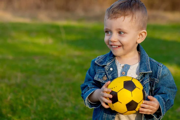 Niño Dos Años Manteniendo Pelota Fútbol Parque —  Fotos de Stock