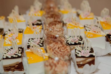 Farklı meyveli tatlılar ve masada meyveler. Restoran sunumu, yemek, parti konsepti.