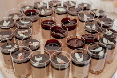 Farklı meyveli tatlılar ve masada meyveler. Restoran sunumu, yemek, parti konsepti.