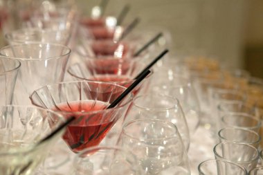 Farklı renkli alkol kokteyller bir parti, martini, votka ve diğer açık hava olay, resim ile güzel bir şekilde dekore edilmiş catering buket masaya güzel satır satır.
