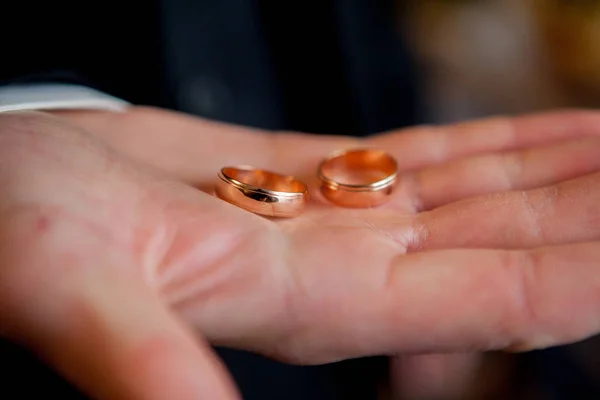 Close Person Hand Holding Wedding Rings — Stock Photo, Image