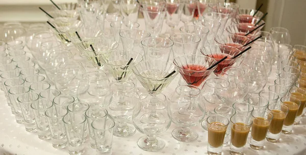 Mooie Rijlijn Cocktails Van Verschillende Gekleurde Alcohol Een Feestje Martini — Stockfoto