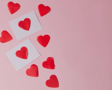 Pembe arka planlar kalpler. Sevgililer günü, anneler günü veya Doğum günü için festival kavramı.