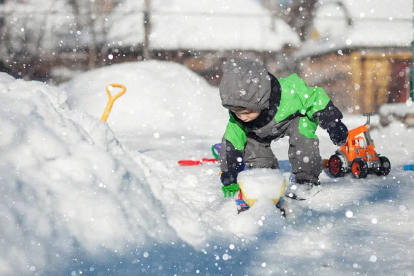 Ritratto Piccolo Bambino Carino Seduto Sulla Neve Giocare Con Suo — Foto Stock