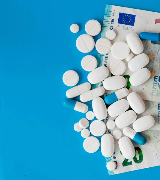 Таблетки Евро Деньги Синем Фоне Расходы Лекарства Высокие Затраты Концепцию — стоковое фото