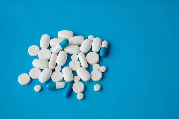 Pílulas Brancas Espalhadas Mesa Azul Mock Para Ofertas Especiais Como — Fotografia de Stock
