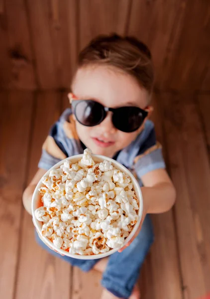 Pequeno Menino Bonito Menino Anos Óculos Cinema Imax Segurando Balde — Fotografia de Stock