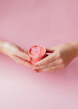 Kadın yuvarlak pembe hediye kutusunda bir pembe eller. Sevgililer günü, anneler günü veya Doğum günü için festival kavramı.