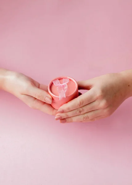 Okrągłe Pudełko Różowy Kobiet Ręce Różowym Tle Koncepcja Uroczysty Valentine — Zdjęcie stockowe