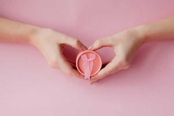 Caixa Presente Redonda Rosa Nas Mãos Das Mulheres Fundo Rosa — Fotografia de Stock
