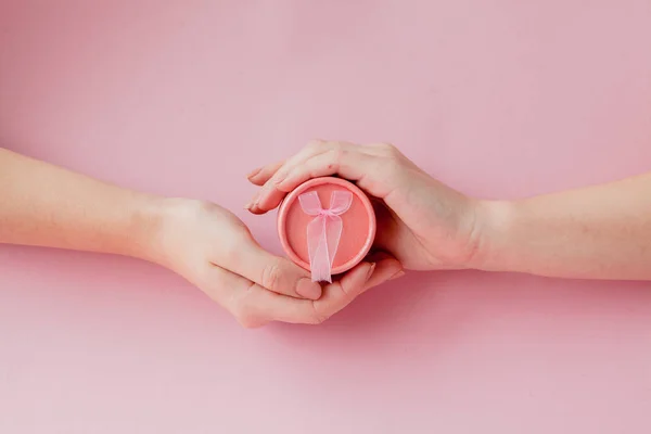 Okrągłe Pudełko Różowy Kobiet Ręce Różowym Tle Koncepcja Uroczysty Valentine — Zdjęcie stockowe