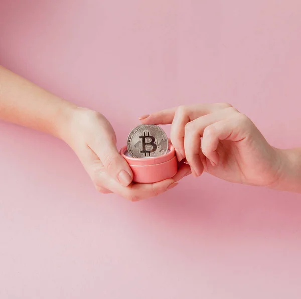 Mãos Mulher Segurando Bitcoin Caixa Presente Rosa Fundo Rosa Símbolo — Fotografia de Stock