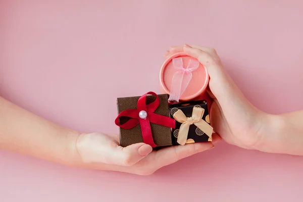 Małe Pakiety Prezentowe Rękach Kobiet Różowym Tle Koncepcja Uroczysty Valentine — Zdjęcie stockowe