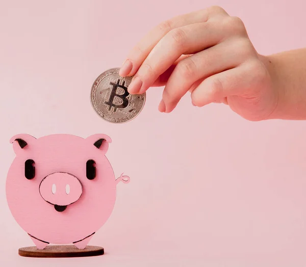 Fechar Mãos Tiro Mulher Colocando Bitcoin Ouro Banco Piggy Rosa — Fotografia de Stock