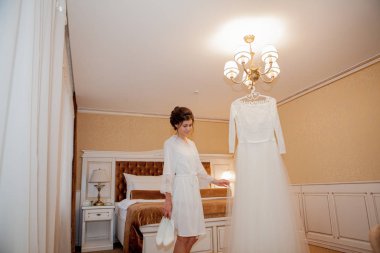 Nedime ile büyüleyici gelin gelinlik duruyor. Gelin Düğün sabah hazırlık.