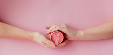 Kadın yuvarlak pembe hediye kutusunda bir pembe eller. Sevgililer günü, anneler günü veya Doğum günü için festival kavramı.