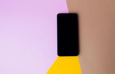 akıllı telefon ekran renkli arka plan üzerinde. En az kavramı. Düz yatıyordu. üstten görünüm.