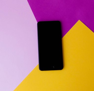 akıllı telefon ekran renkli arka plan üzerinde. En az kavramı. Düz yatıyordu. üstten görünüm.