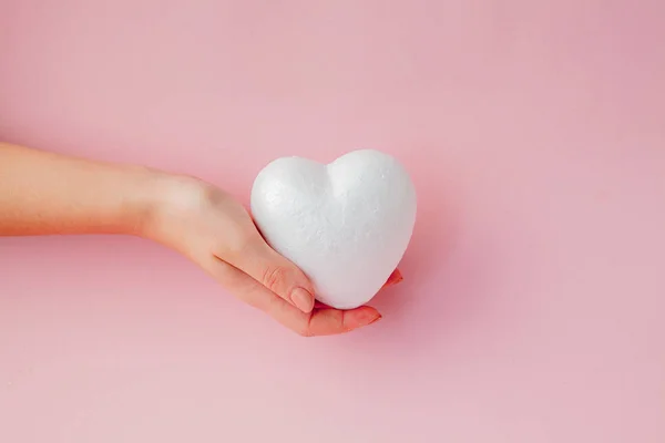 Bianco Vuoto Amore Cuore Mani Sfondo Rosa — Foto Stock