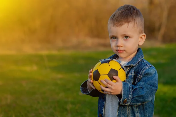 Zweijähriger Junge Hält Fußballball Park — Stockfoto