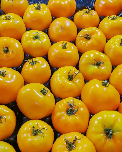 Amarelo Tomate Maduro Fundo Com Raízes Verdes Uma Gaveta — Fotografia de Stock