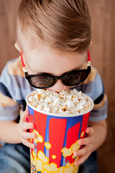 Pequeno Menino Bonito Menino Anos Óculos Cinema Segurando Balde Para — Fotografia de Stock