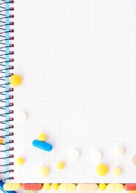 Tedavi ilaç tedavisi için ilaç reçete. İlaç ilaç, tedavi, eczane tema. Pembe yuvarlak hapları dizüstü.