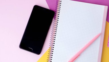 Smartphone ile çalışma masası ve defter kopyalama alanı arka plan, en az tarzı ile yaratıcı düz yatıyordu fotoğrafı.