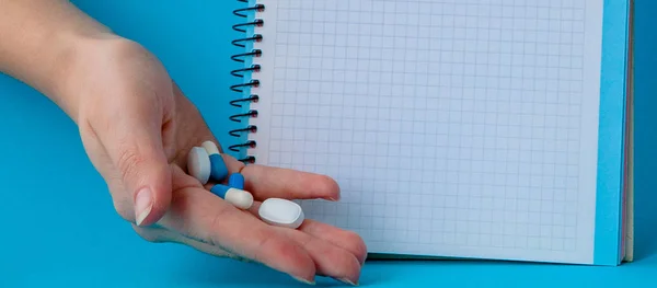 Kezei Tabletták Notebook Kék Háttérrel — Stock Fotó