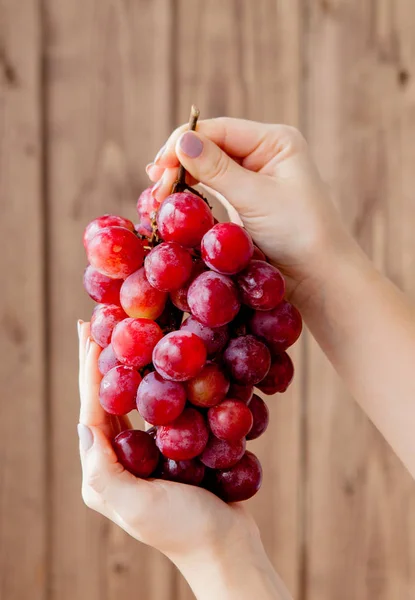 Dulces Uvas Sabrosas Mano Mujer Elegante Sobre Fondo Madera Espacio —  Fotos de Stock