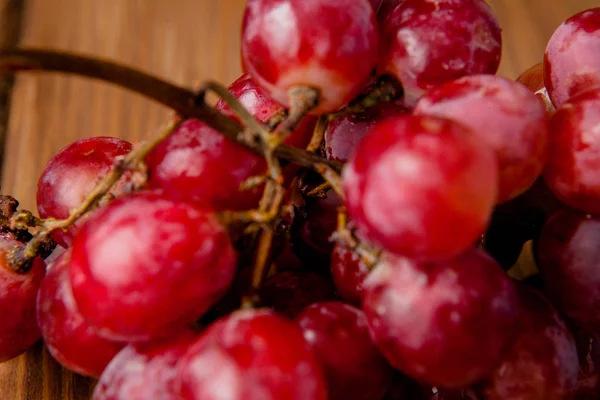 Ramo Uvas Orgânicas Maduras Sobre Fundo Rústico Madeira — Fotografia de Stock