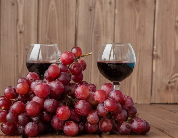 Glas Vin Och Druvor Trä Bakgrund Kopia Utrymme — Stockfoto