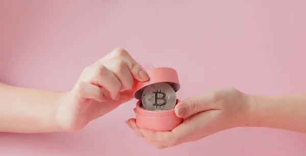 Mãos Mulher Segurando Bitcoin Caixa Presente Rosa Fundo Rosa Símbolo — Fotografia de Stock