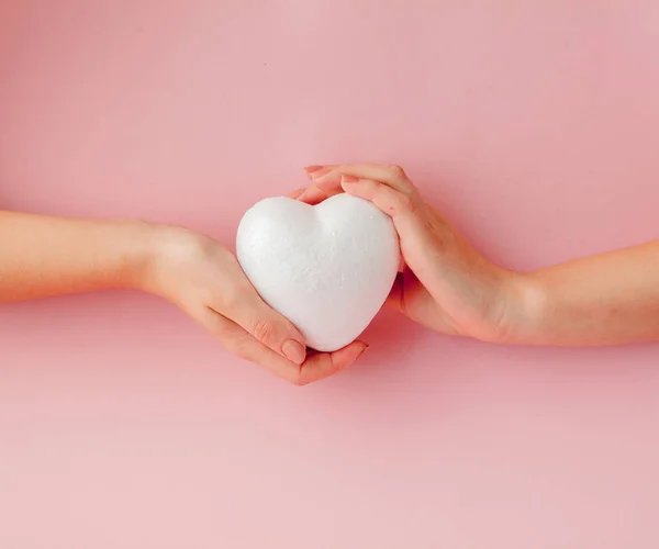 Bianco Vuoto Amore Cuore Mani Sfondo Rosa — Foto Stock