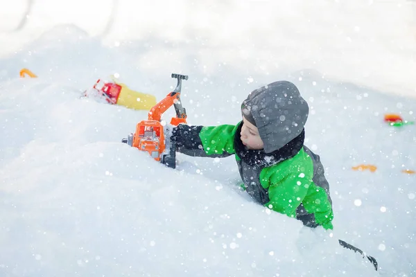 Porträt Eines Niedlichen Kleinkindes Das Auf Schnee Sitzt Und Mit — Stockfoto