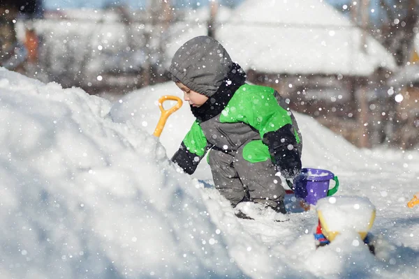 Porträt Eines Niedlichen Kleinkindes Das Auf Schnee Sitzt Und Mit — Stockfoto