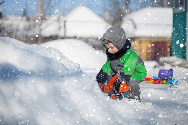 Ritratto Piccolo Bambino Carino Seduto Sulla Neve Giocare Con Suo — Foto Stock