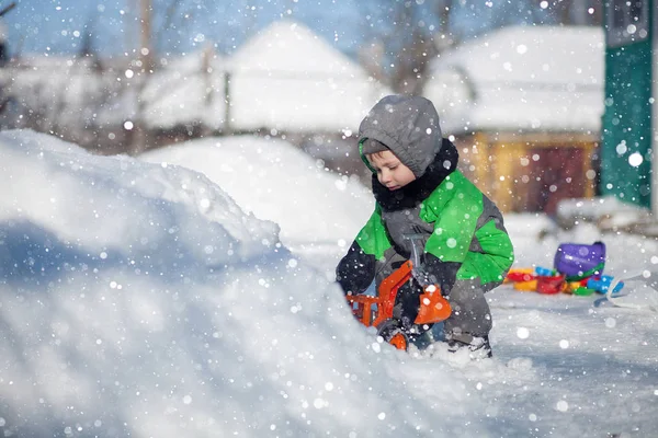 Porträt Eines Niedlichen Kleinkindes Das Auf Schnee Sitzt Und Mit — Stockfoto